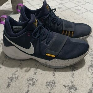 Men’s basketball shoes size 13 PG 1
FEROCITY